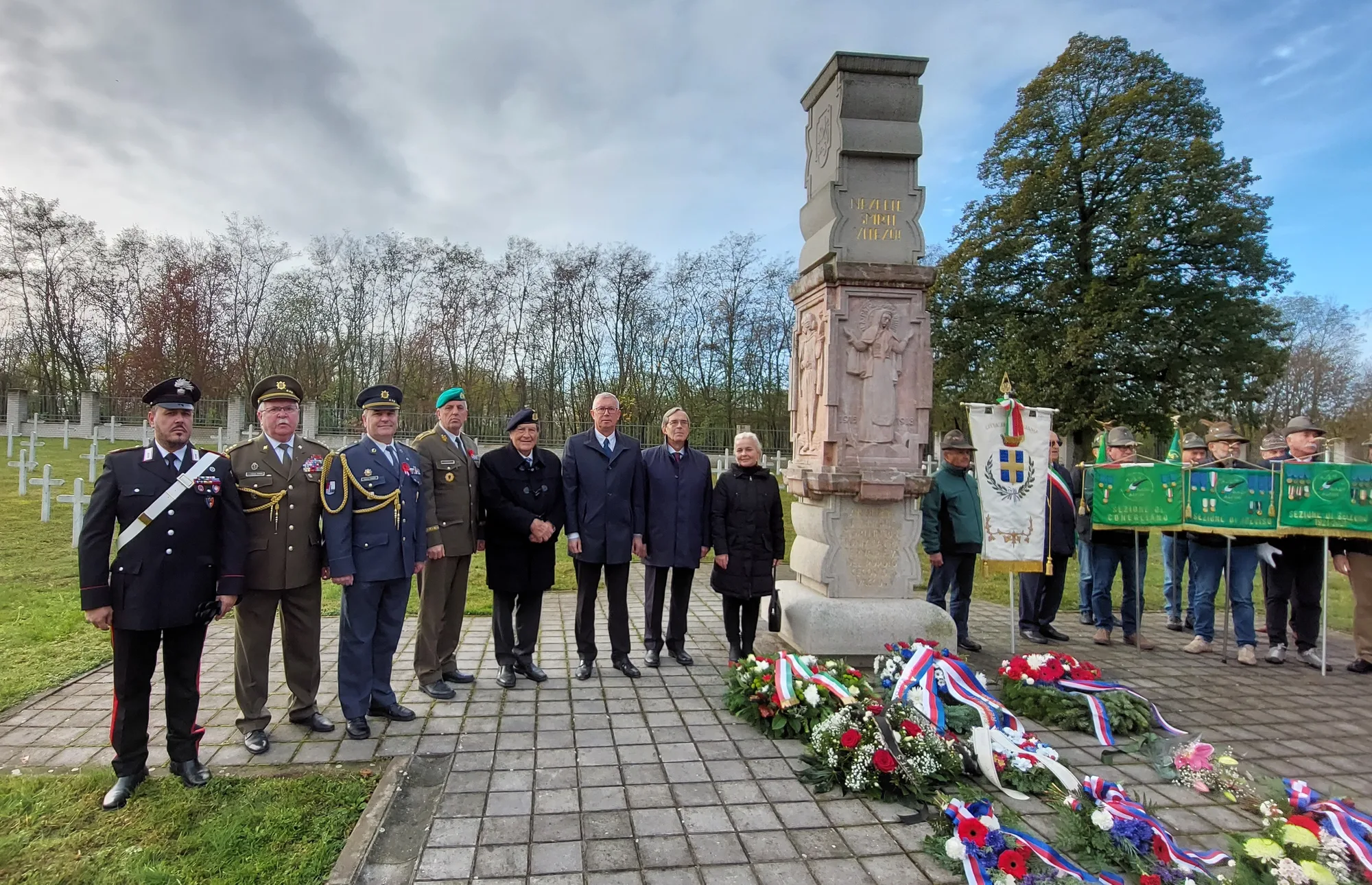 Rappresentanti italiani e cechi durante una cerimonia commemorativa al monumento di Milovice