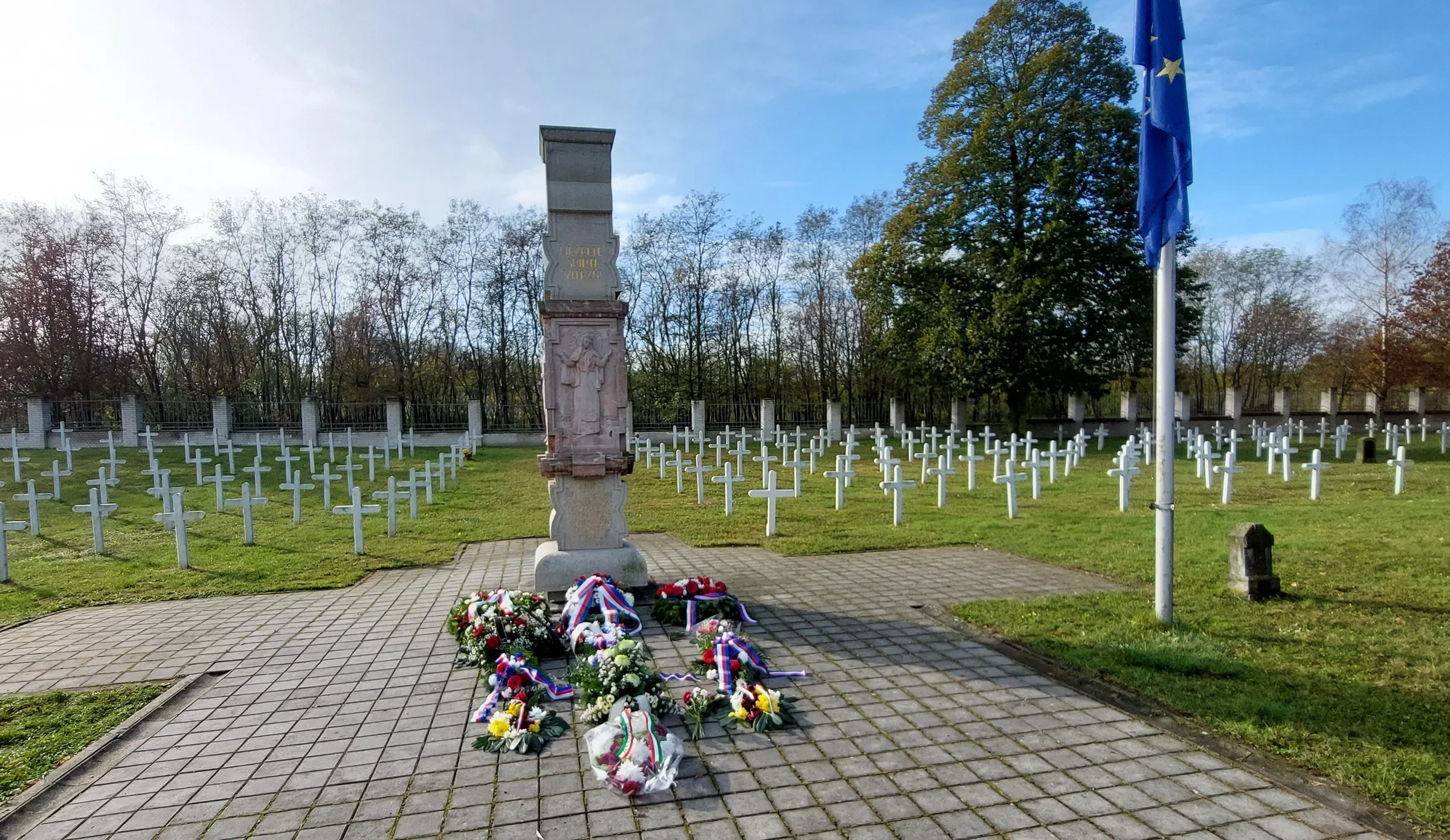 Il monumento centrale e le croci del Cimitero militare italiano di Milovice